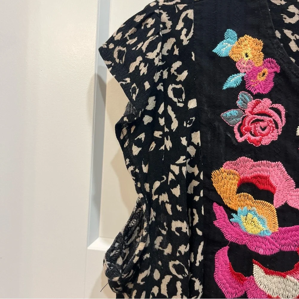 Savanna Jane Animal Print Boho Embroidered Top Blouse Size Medium Flutter Sleeve
